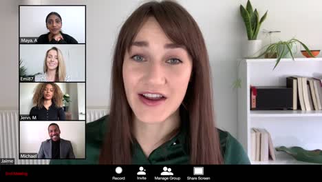 mujer dirigiendo una conferencia en línea a través de una cámara web