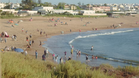 Menschen-Spielen-Am-Strand-Mit-Ruhigen-Meereswellen