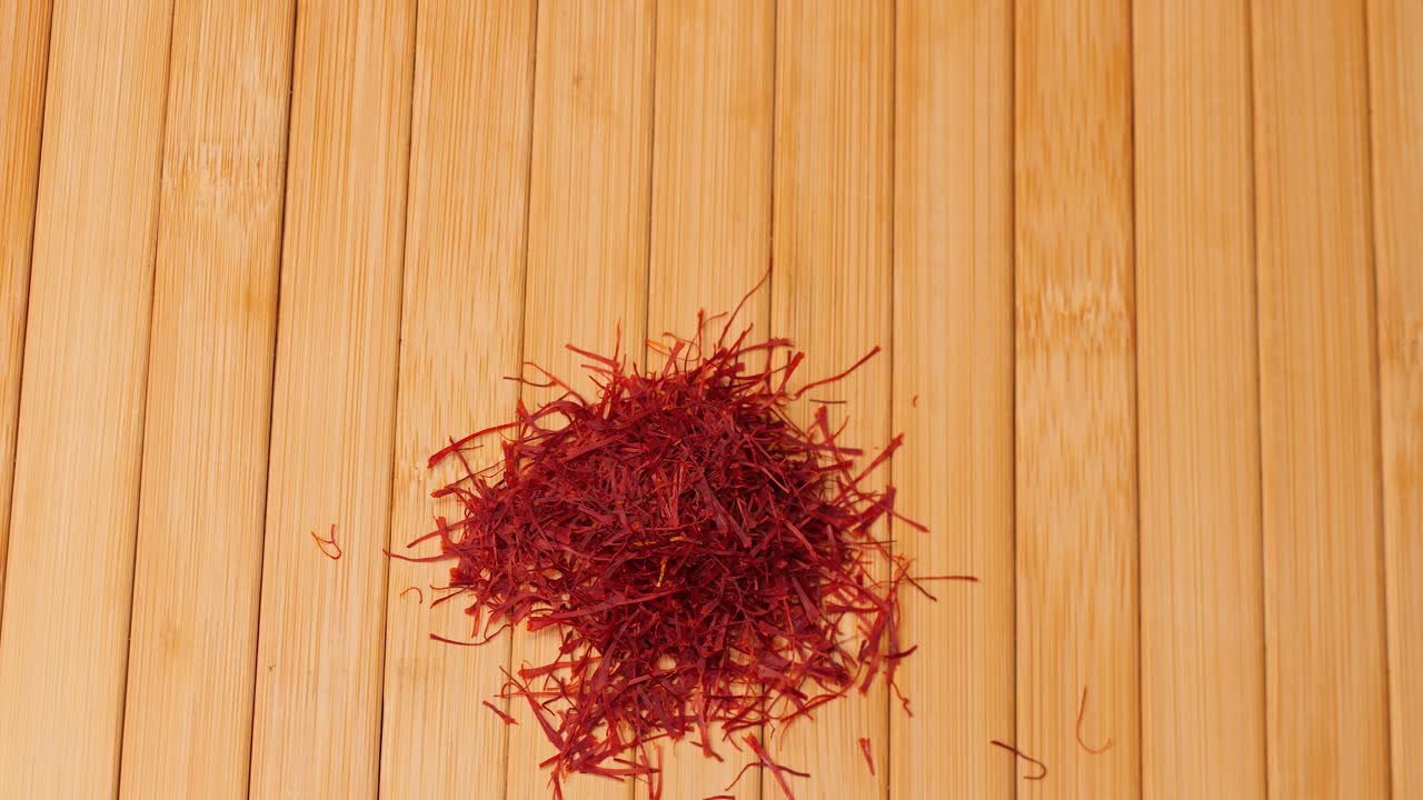 vertiendo hilos de azafrán especias en la mesa