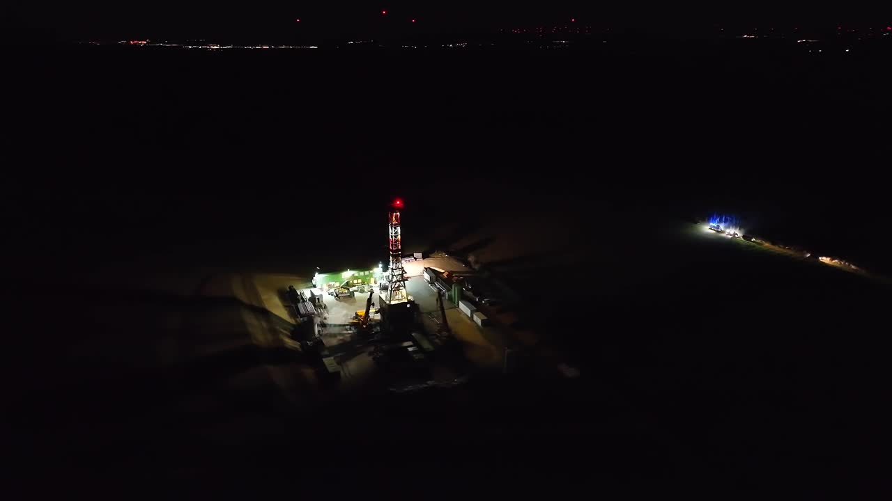 Brandvæsenets indsats nær en olieboreplatform om natten - Luftfoto.