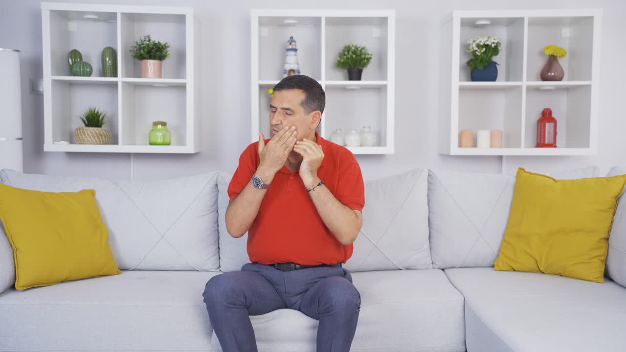 el anciano que está molesto por su piel envejecida.