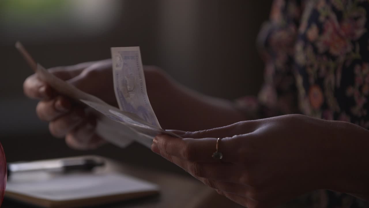 mujeres contando billetes de dinero en efectivo en cámara lenta