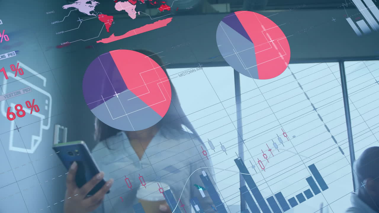 animación del procesamiento de datos financieros sobre una mujer de negocios biracial que usa un teléfono inteligente