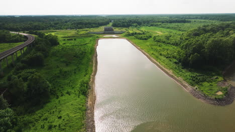 Flug-In-Richtung-Grand-Prairie-Pump-Station-Park-In-De-Valls-Bluff,-Arkansas,-Vereinigte-Staaten