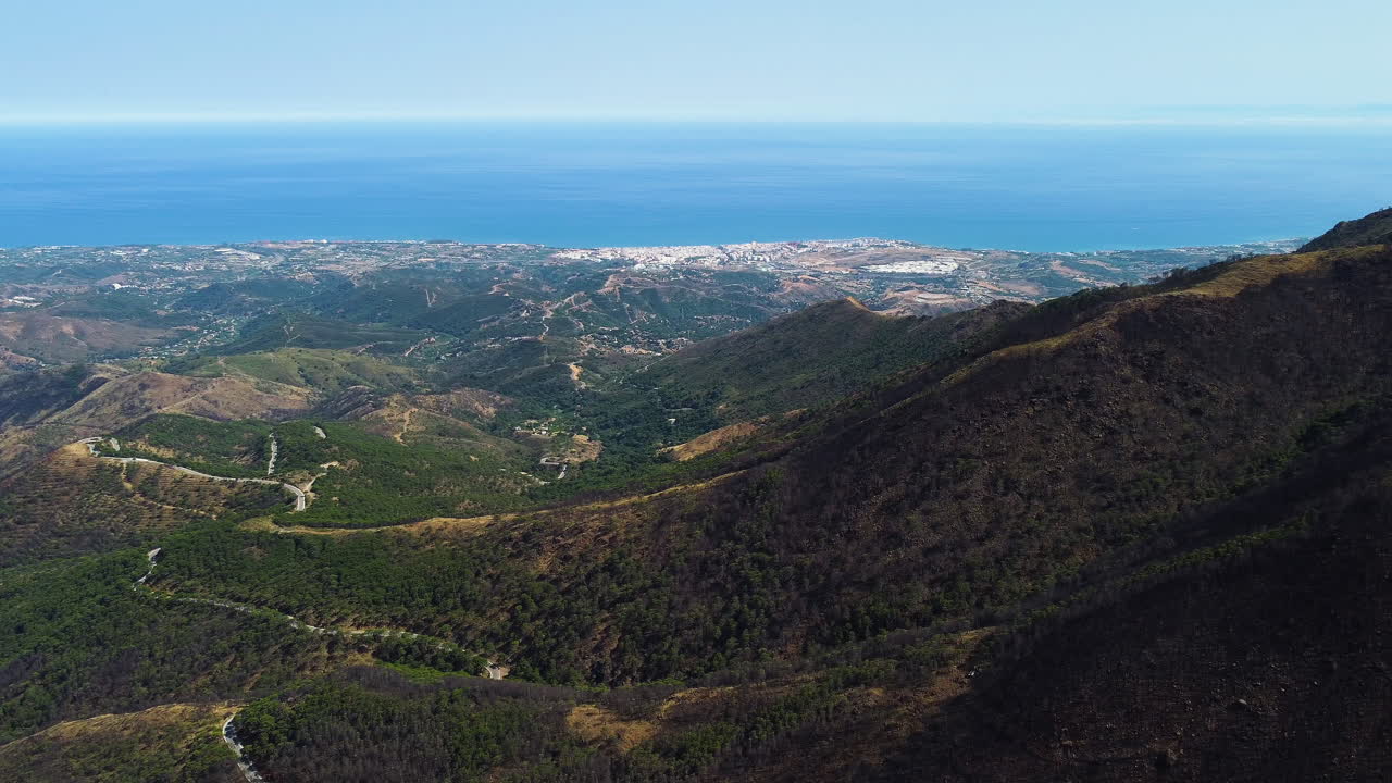 Veduta panoramica di Estepona, Spagna, da una montagna bruciata.