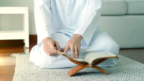 hombre musulmán leyendo el corán