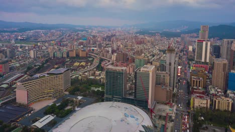 el cielo del atardecer taipei paisaje urbano panorama aéreo 4k timelapse taiwán