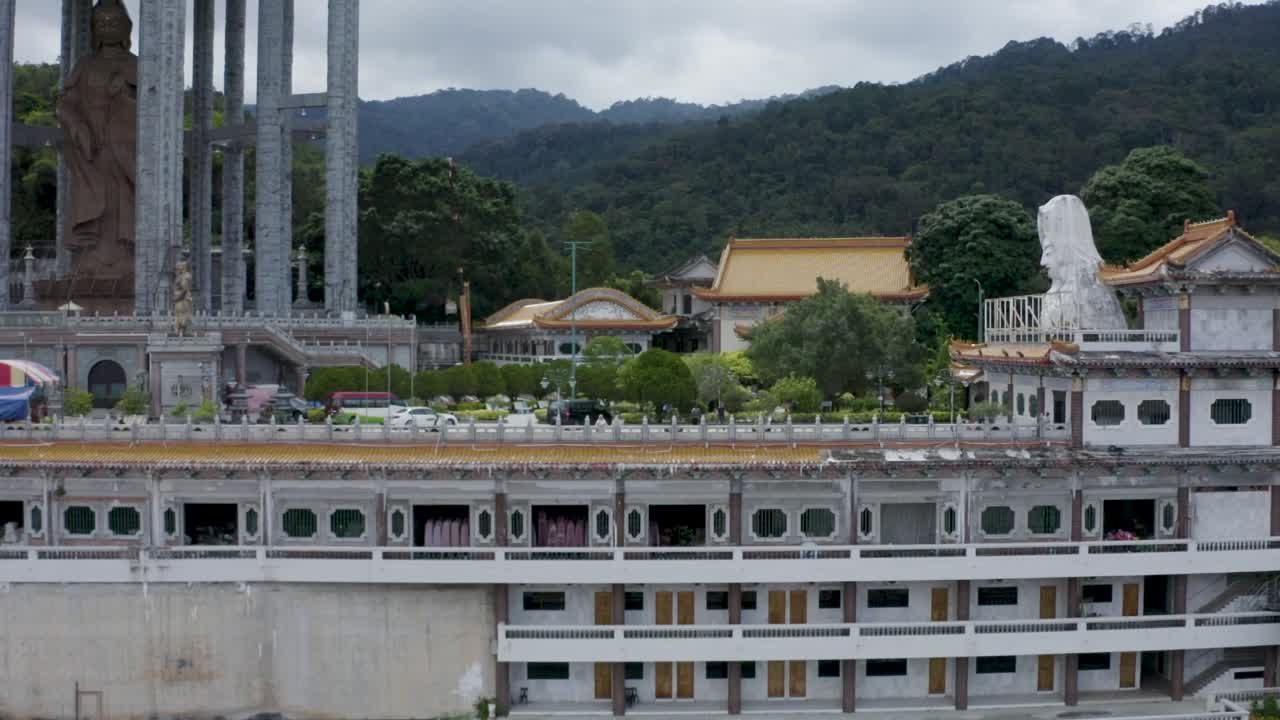 estatua de kuan yin templo de kek lok si colina de penang malasia vista total hermoso tiro de seguimiento