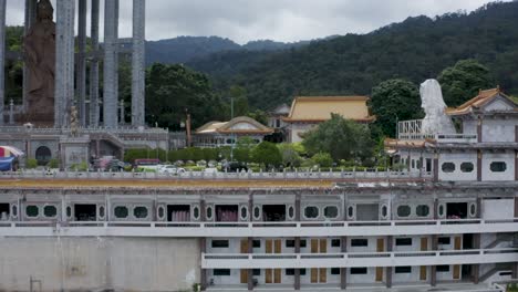 Estatua-De-Kuan-Yin-Templo-De-Kek-Lok-Si-Colina-De-Penang-Malasia-Vista-Total-Hermoso-Tiro-De-Seguimiento