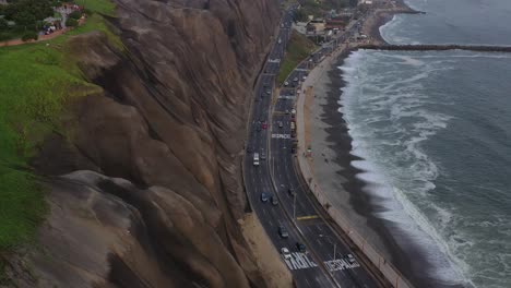 toma aérea de la costa peruana llamada costa verde, ubicada en lima, perú, que también muestra el tráfico de automóviles