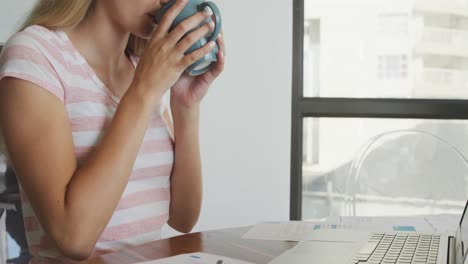 mujer caucásica que se auto aísla en casa durante la pandemia de coronavirus covid19