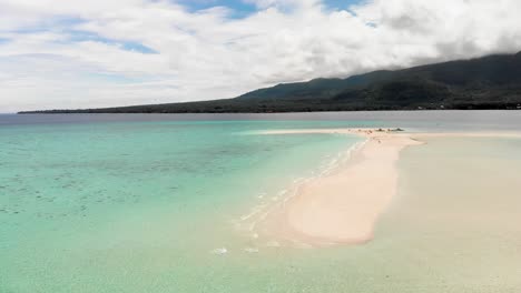 Un-Dron-Aéreo-Disparó-Sobre-Una-Isla-Exótica,-Un-Bar-De-Arena,-Una-Playa,-Un-Paraíso-Tropical-En-Asia-Con-Turistas-Disfrutando-De-Sus-Vacaciones-4k