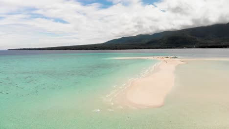 un dron aéreo disparó sobre una isla exótica, un bar de arena, una playa, un paraíso tropical en asia con turistas disfrutando de sus vacaciones 4k