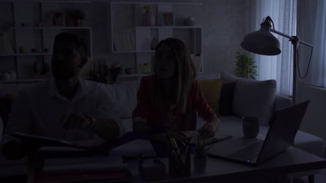 un par de trabajadores de la oficina en casa que experimentan un corte de energía.
