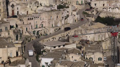 Matera,-Coches-De-Italia-Conduciendo-Cuesta-Arriba