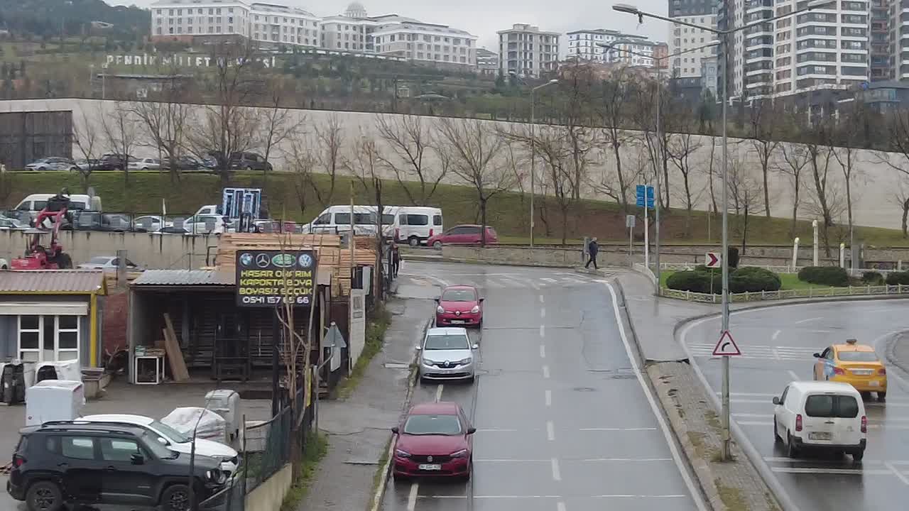 городской вид на улицу в дождливый день