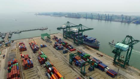 vista aérea del puerto con contenedores de carga, tianjin, china.