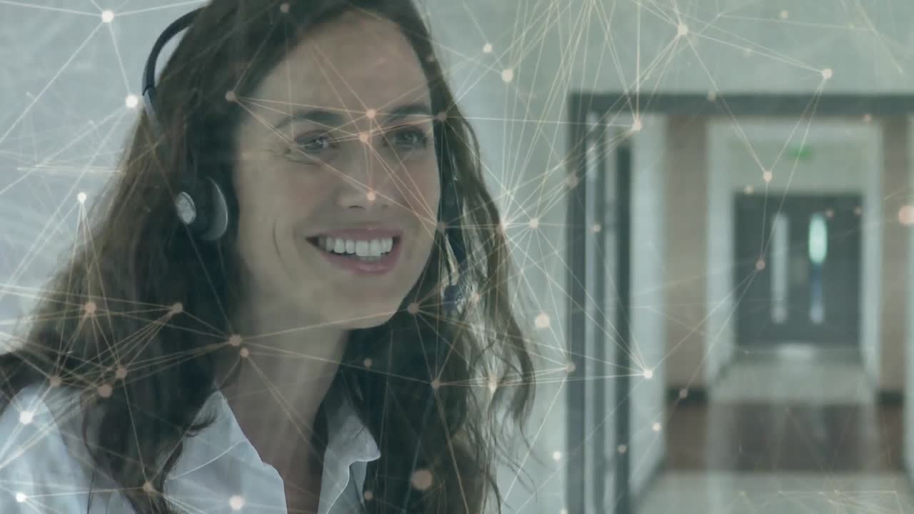 animación del procesamiento de datos sobre una mujer de negocios usando auriculares telefónicos