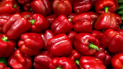 pimiento rojo entero fresco y jugoso, de cerca
