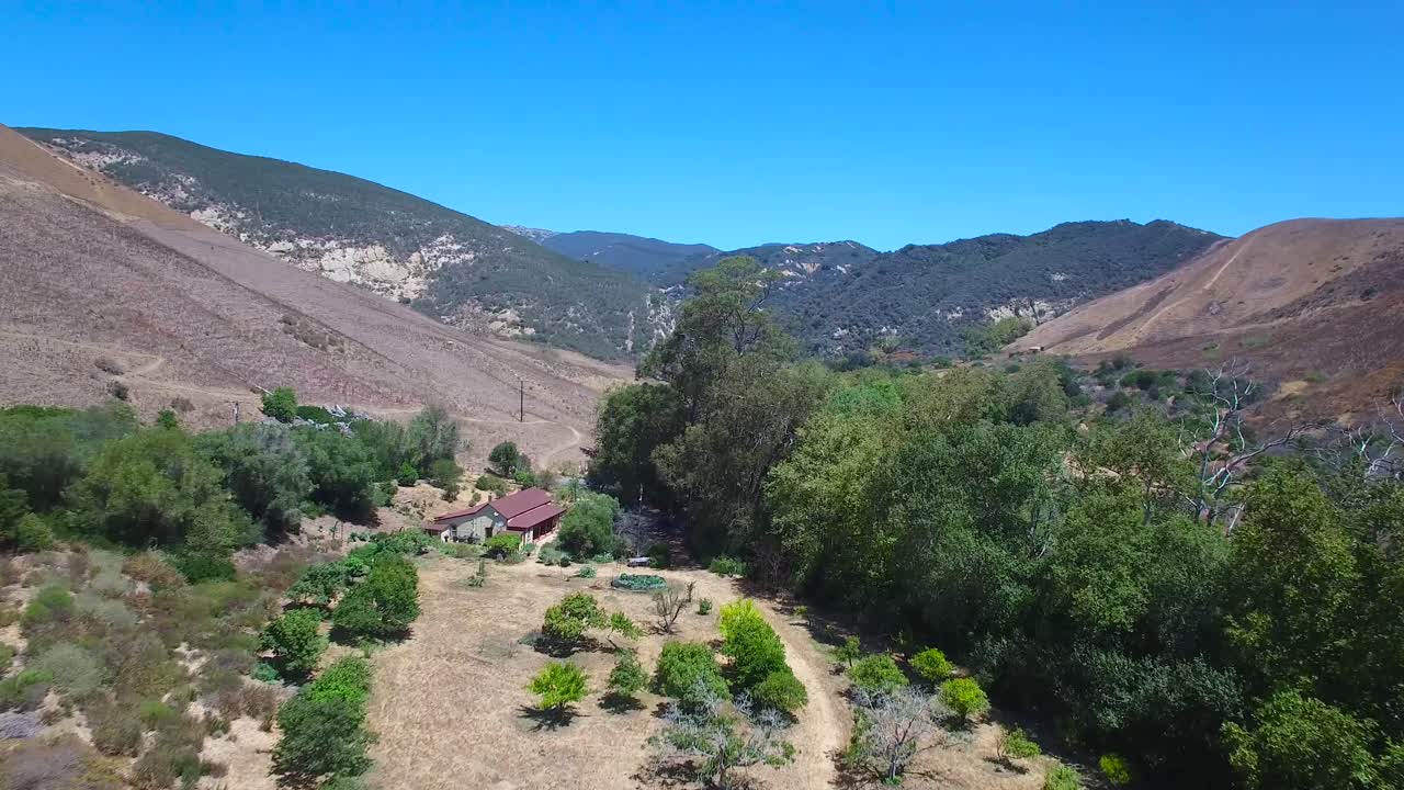 Un largo vuelo aéreo sobre una reserva natural de cañón profundo en el condado de Santa Bárbara, California