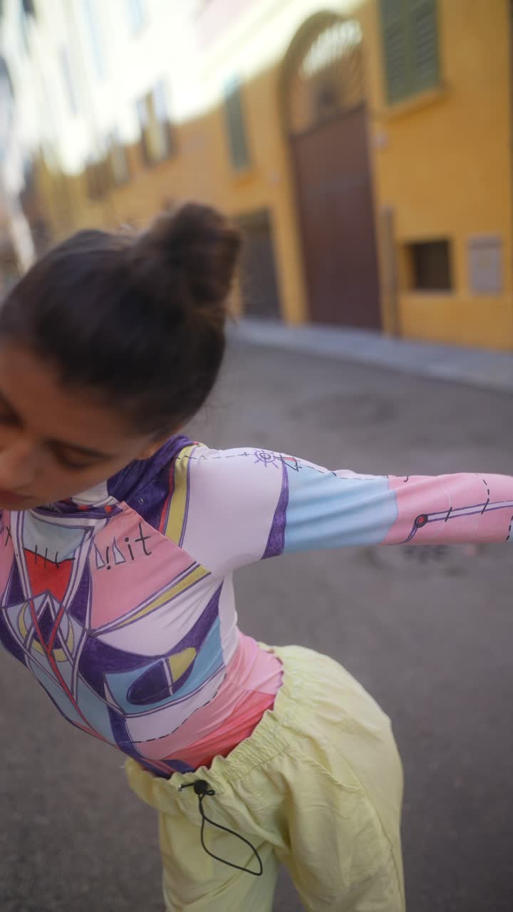 mujer joven con un traje de estilo calle de moda