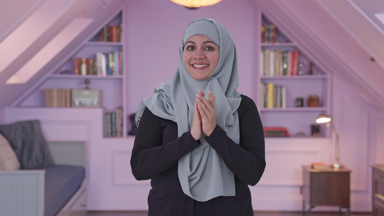 행복한 무슬림 여성이 박수를 치고 감사를 표합니다.
