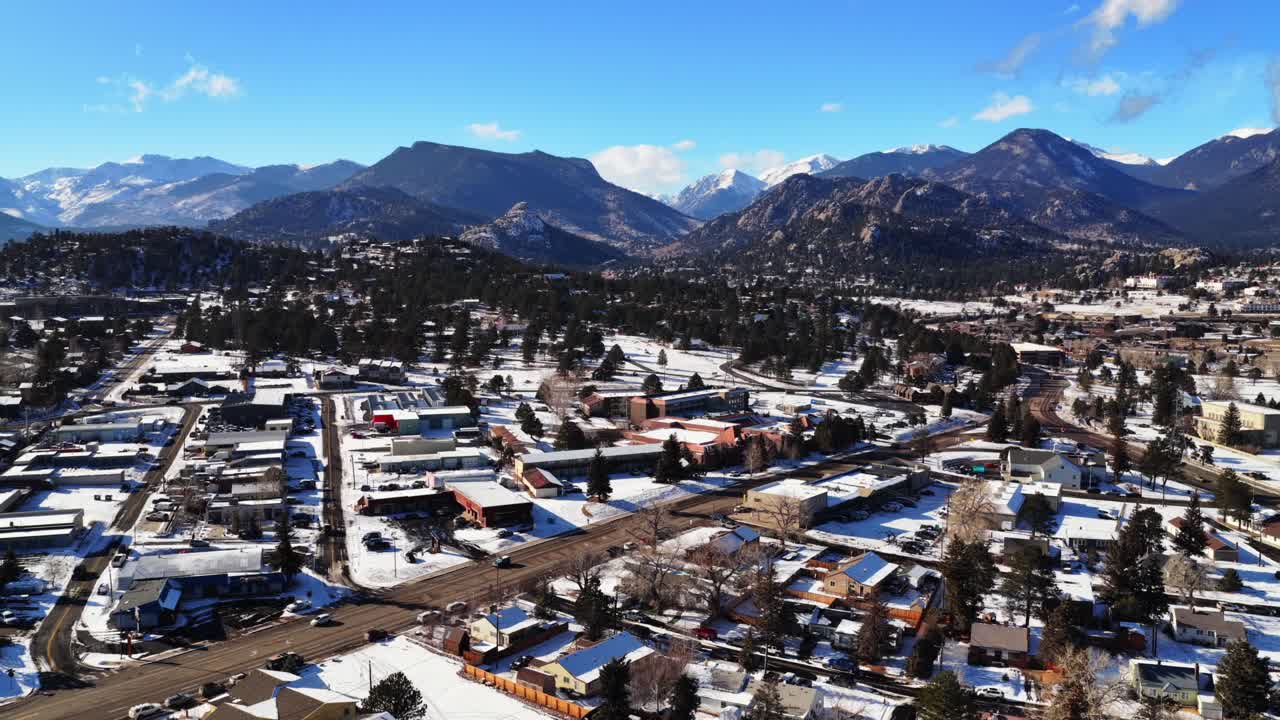 Estes Park Rocky Mountains National Park bjergby Colorado luftdrone landskab frisk sne skyer blå himmel solrig kold vintermorgen Estes Fairgrounds kvarter bygninger hjem gade opad