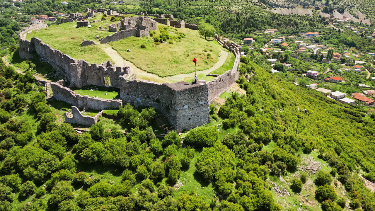 Vista aerea con drone del castello di Alessio a Alessio, Albania