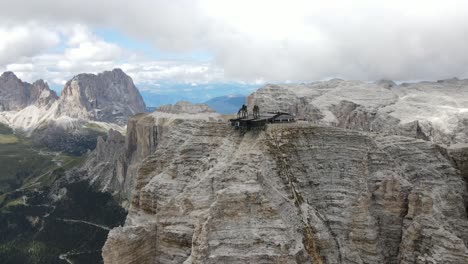 vistas aéreas del teleférico sass pordoi en los dolomitas italianos