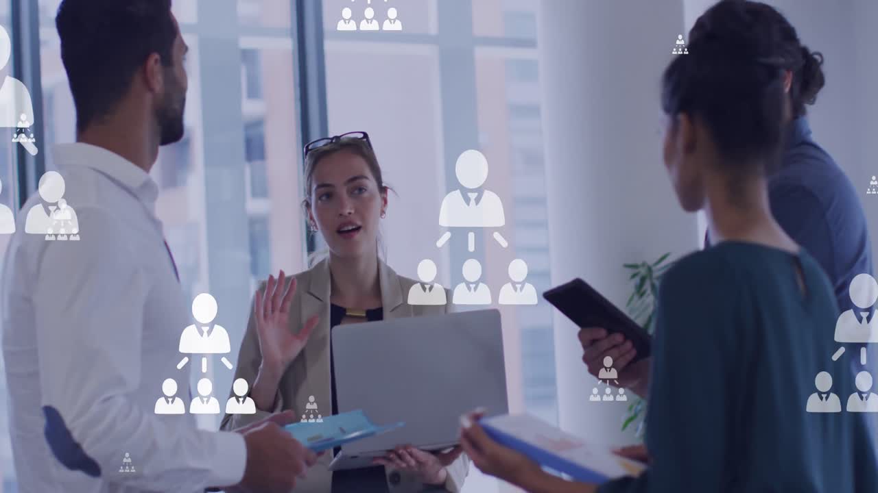 animación de iconos de red y procesamiento de datos en diversas personas de negocios.