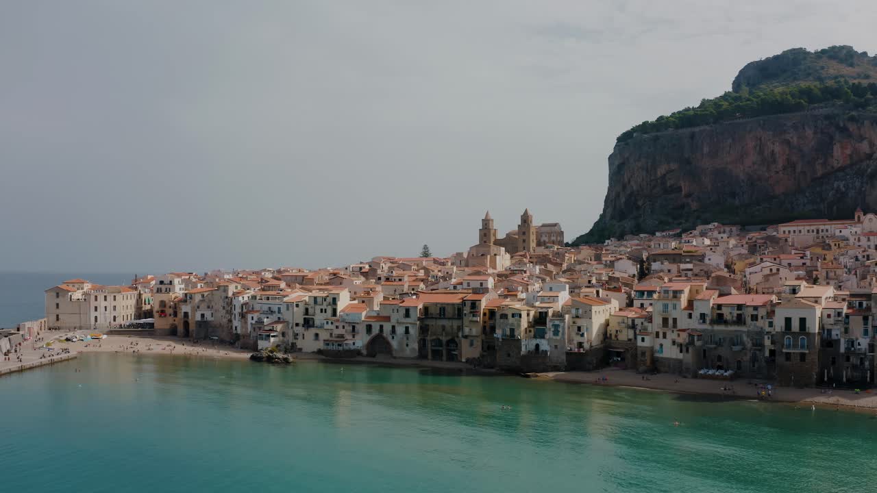 시칠리아의 아름다운 세팔루 해변을 따라 날아다니며, 바가에 있는 역사적인 마을의 공중 풍경, 매력적인 이탈리아 건축, 시칠리아에서 인기 있는 여행지.