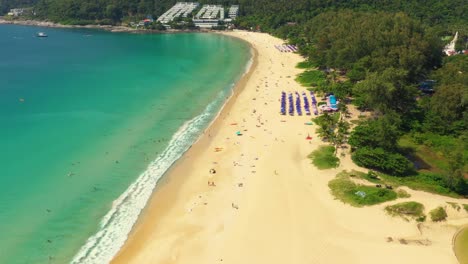 Vista-Aérea-De-Drones-Voladores-De-La-Playa-De-Kot-Noi-Playa-De-Arena-Blanca-En-La-Soleada-Isla-Paradisíaca-Tropical-Con-Cielo-Azul-Aqua-Agua-De-Mar-Océano