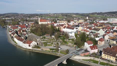 schärding 的空中景色,在河畔的一座奥地利村庄