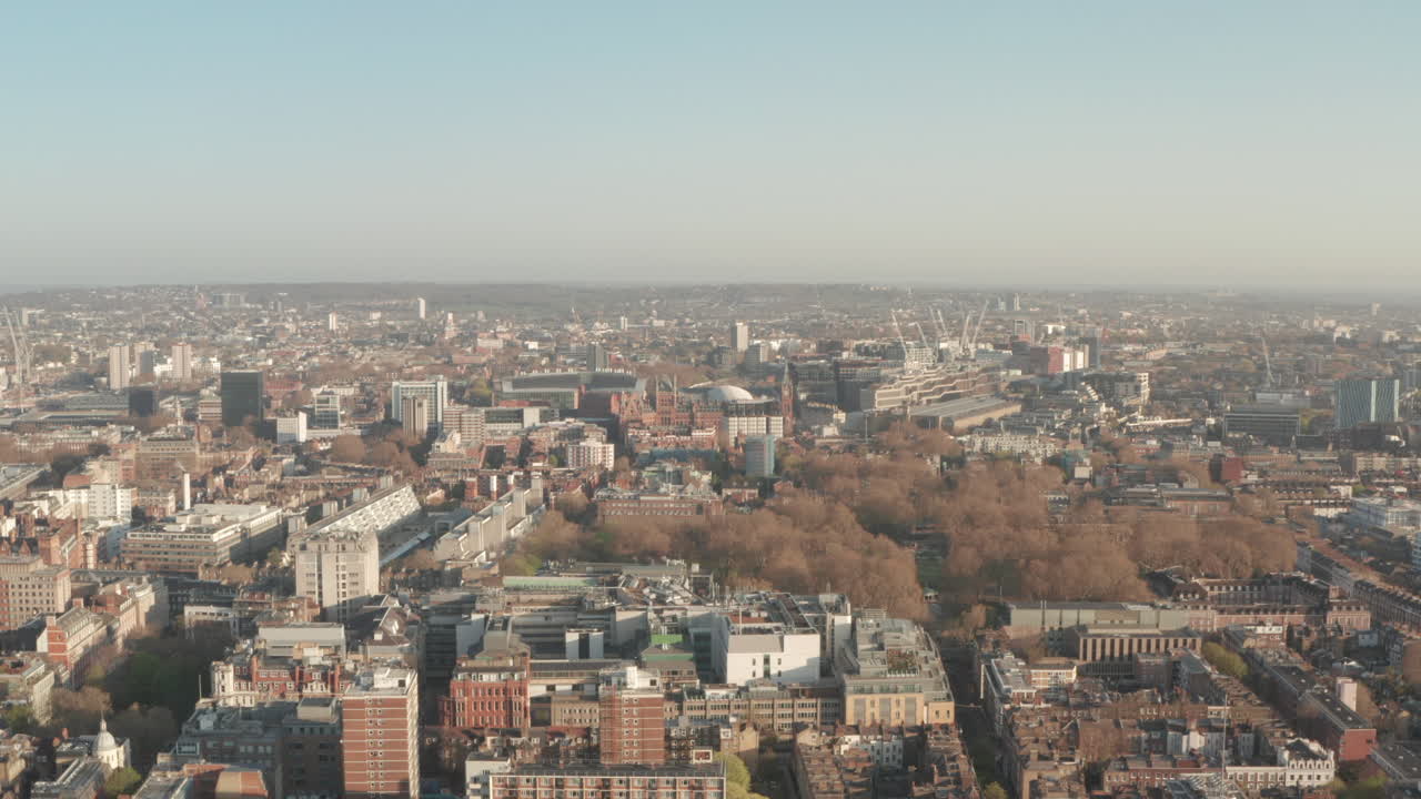 Ripresa aerea dal centro di Londra verso le stazioni ferroviarie di St Pancras e King's Cross.