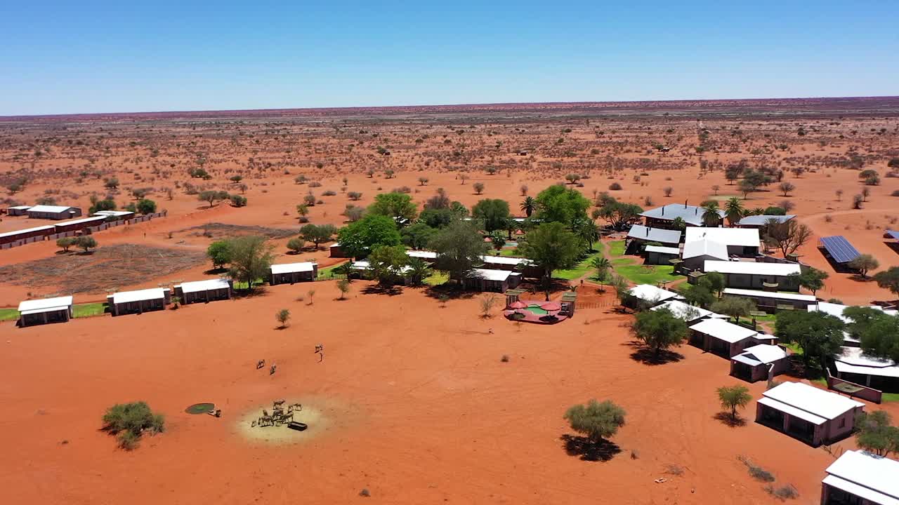 작은 집과 수영장이 있는 나미비아의 로지 (lodge) 의 드론 촬영