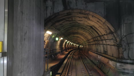 lapso de tiempo de movimiento a través de túneles de metro
