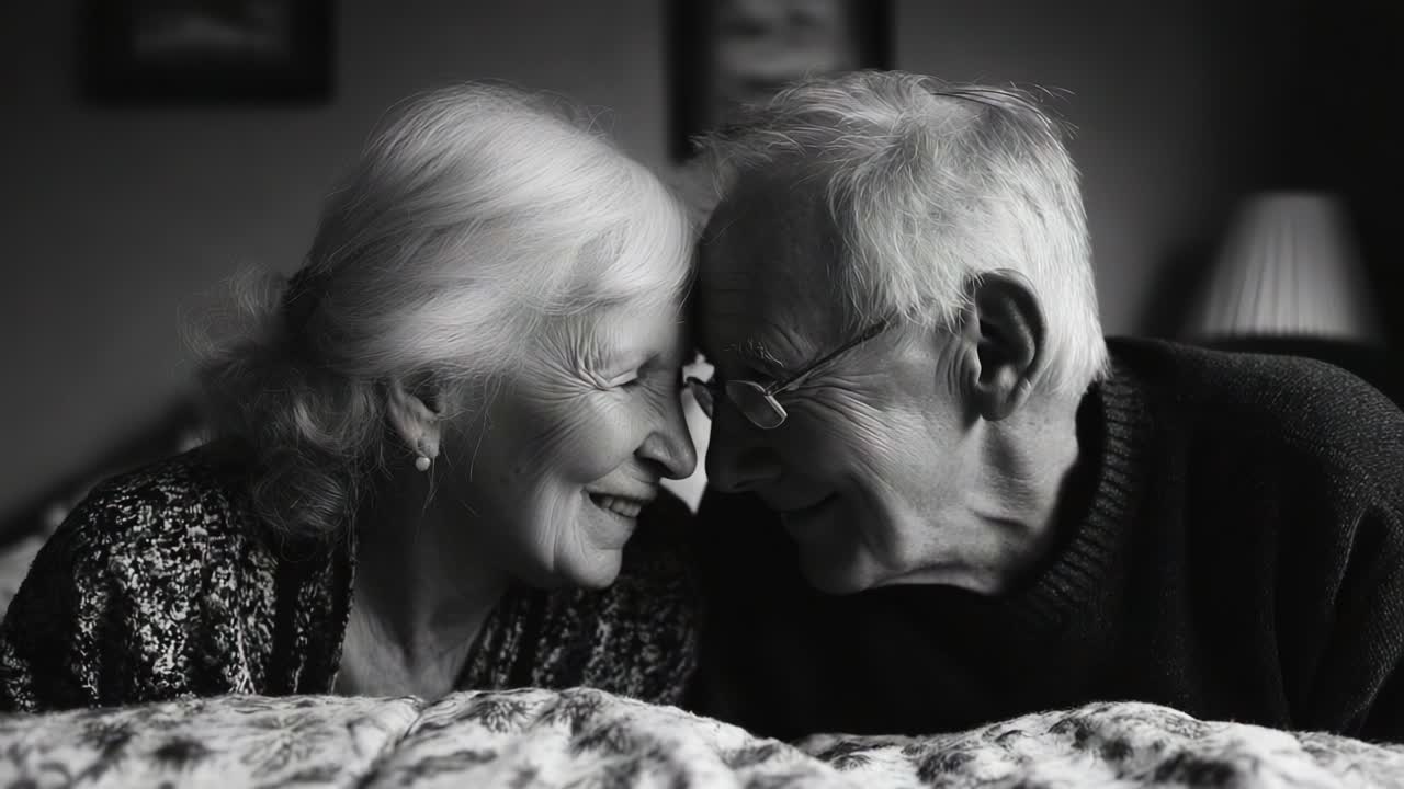 Un momento toccante catturato tra due persone anziane impegnate in una gioiosa interazione, che irradia amore e affetto in un ambiente domestico accogliente, evidenziando la bellezza della compagnia e dei legami duraturi