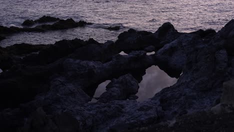 Las-Olas-Nocturnas-Bailan-Sobre-Las-Rocas-Volcánicas-De-Tenerife,-Un-Paisaje-Marino-Espectacular-Y-Sereno.