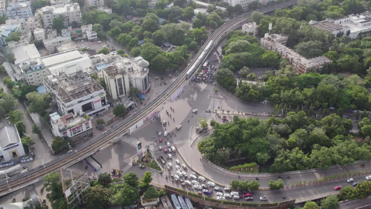 Pemandangan udara jembatan di tengah kota dengan kereta metro melintasinya