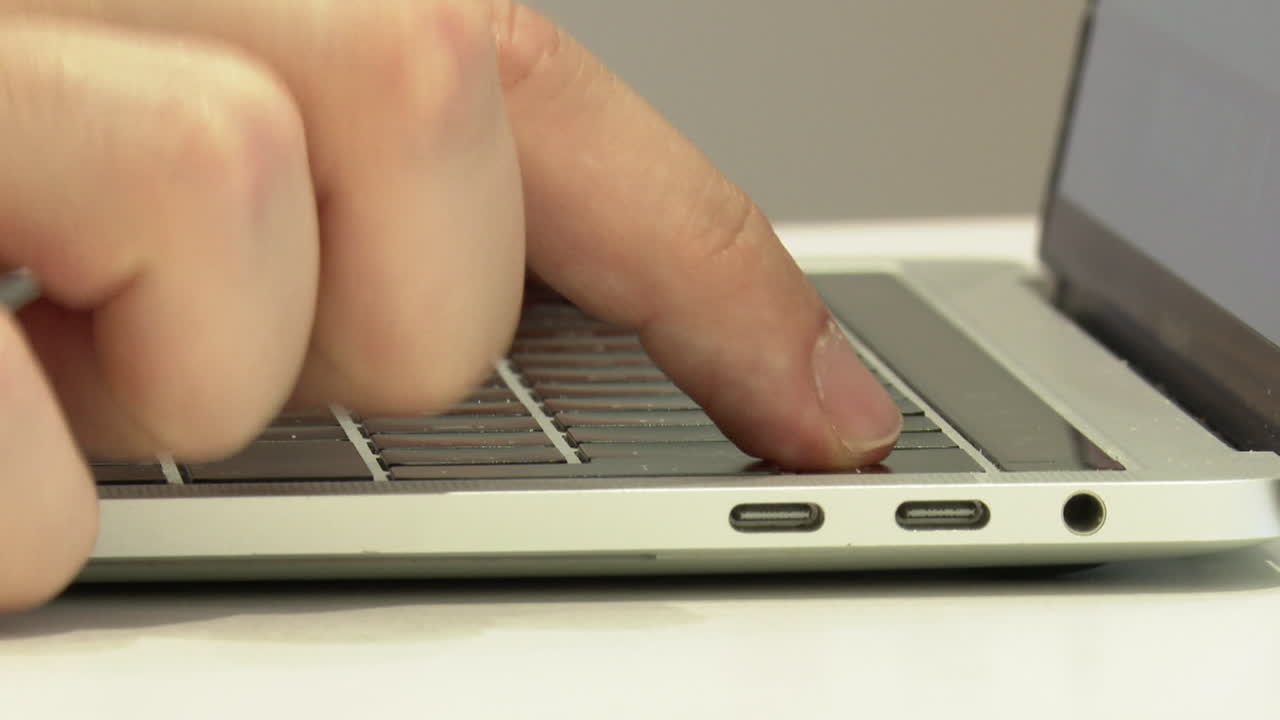 노트북에 입력하는 사람