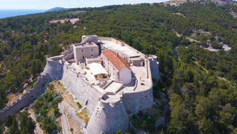 Fortaleza-En-Una-Montaña-En-Croacia-Con-Vistas-A-La-Costa-Y-La-Ciudad-A-Orillas-Del-Mar-Adriático