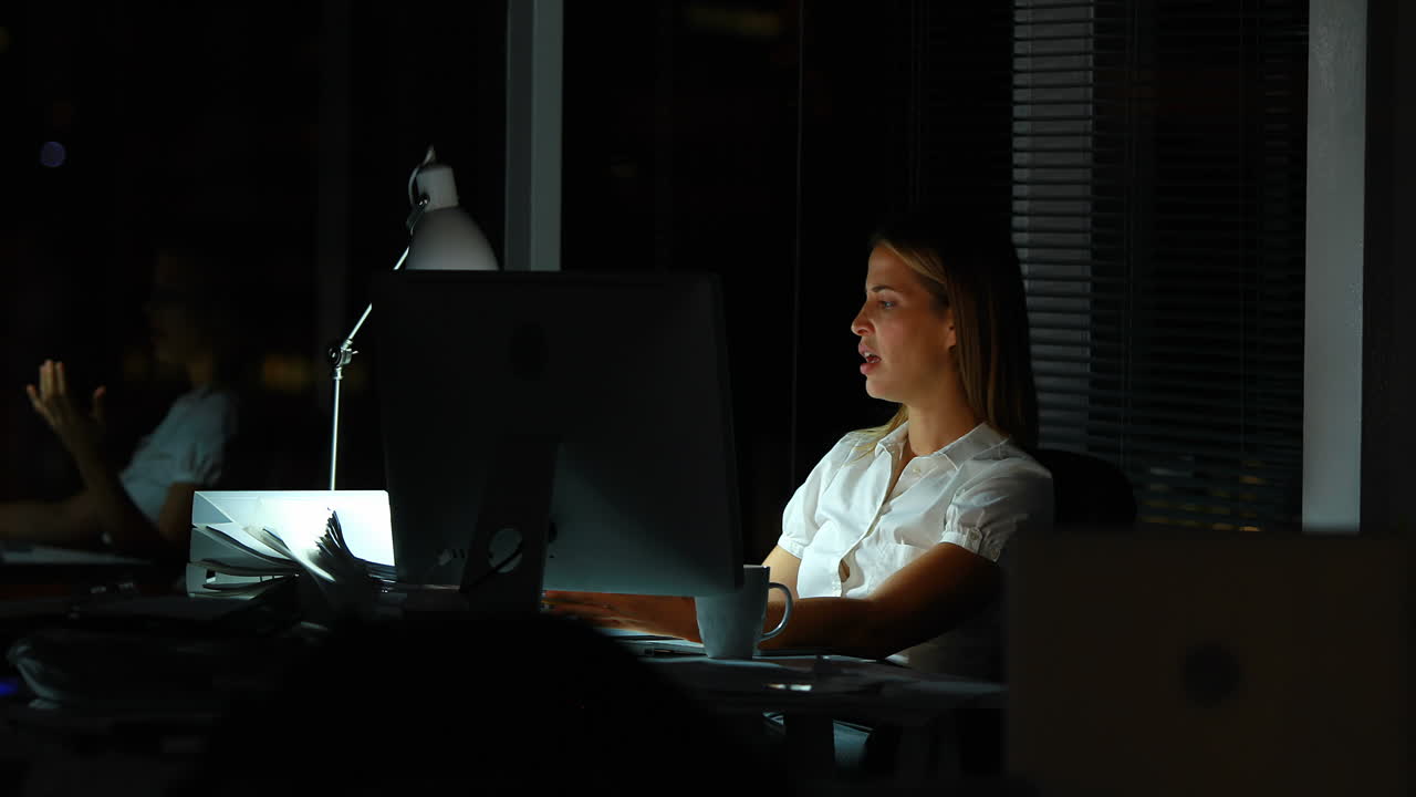 상사가 밤에 사업가에게 새로운 일을 주고