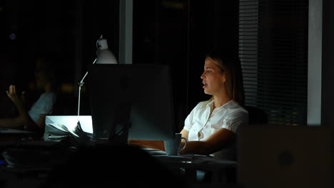 el jefe le da nuevo trabajo a la mujer de negocios por la noche.