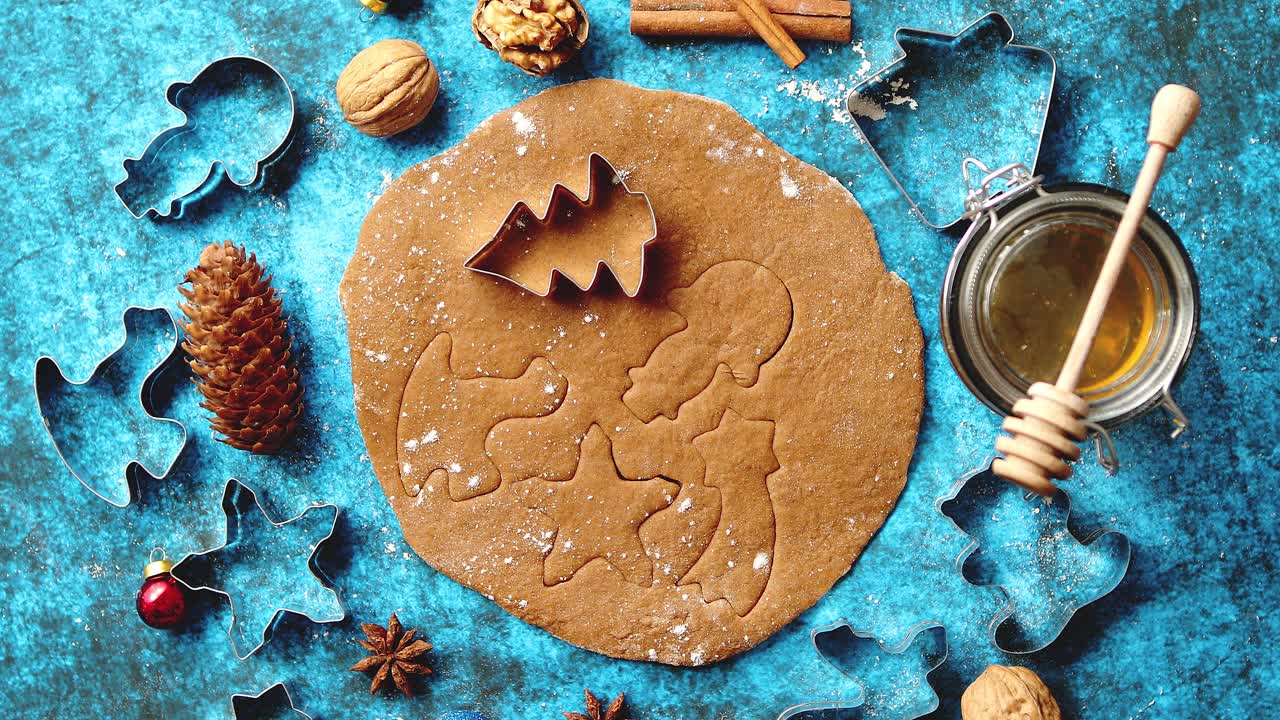 concepto de horneado navideño masa de pan de jengibre con diferentes formas de cortador