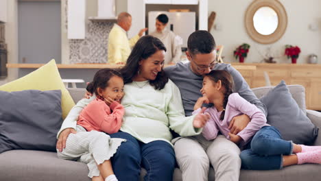 Beso,-Abrazo-Y-Familia-En-Un-Sofá-Con-Amor