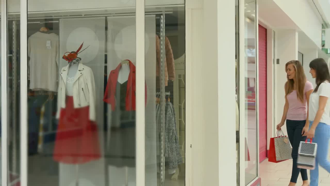 amigos felices en el centro comercial