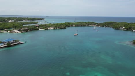 Impresionante-Toma-Aérea-De-La-Isla-Mulata-En-Cartagena,-Colombia.