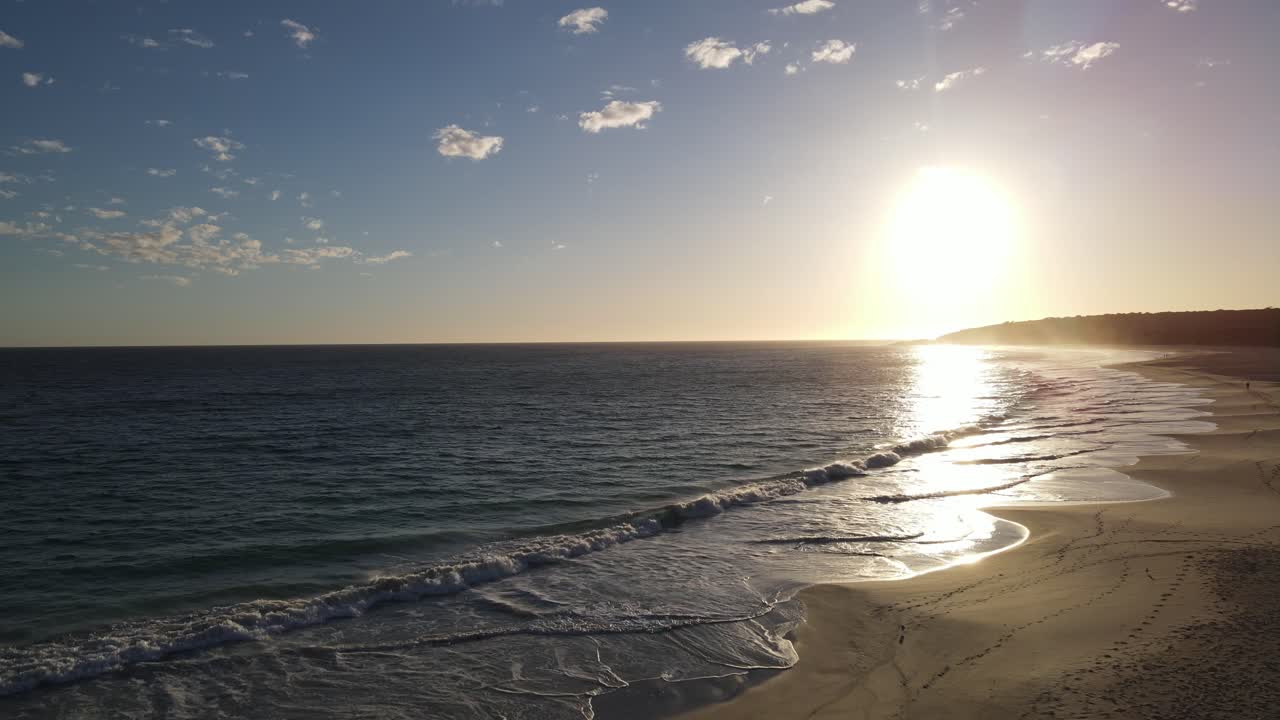 Vista aérea de drone ao nascer do sol sobre uma bela praia azul na Austrália Ocidental.