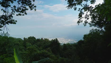 4K-Filmische-Landschaftsaufnahmen-Der-Stadt-Chiang-Mai,-Nordthailand-Von-Der-Spitze-Von-Doi-Pui-An-Einem-Sonnigen-Tag