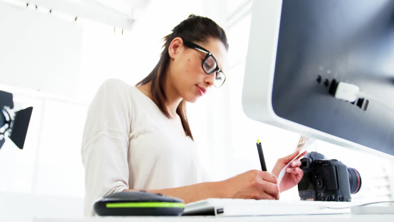 diseñador gráfico que utiliza una tableta gráfica